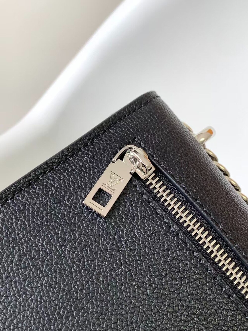 LOUIS VUITTON MYLOCKME CHAIN BB in Grained Leather - Picture 6 of 8